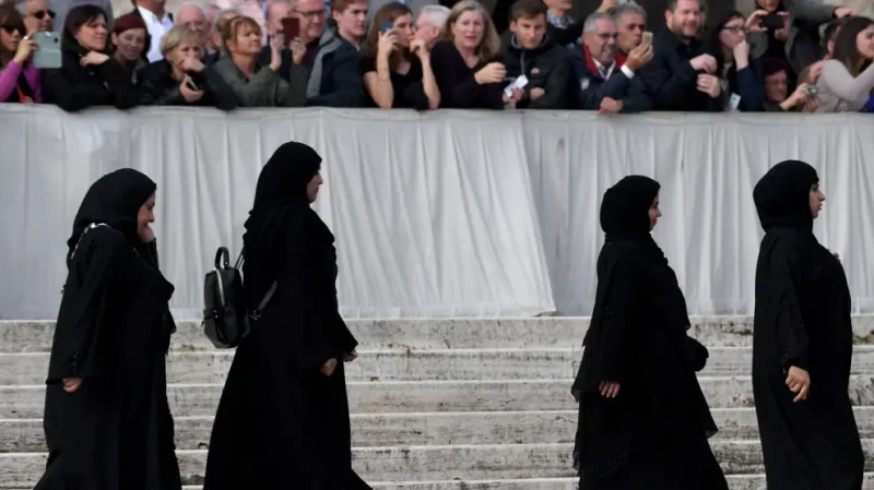 Un grupo de mujeres vestidas con la tradicional abaya, en la plaza de San Pedro del Vaticano.AFP via Getty Images