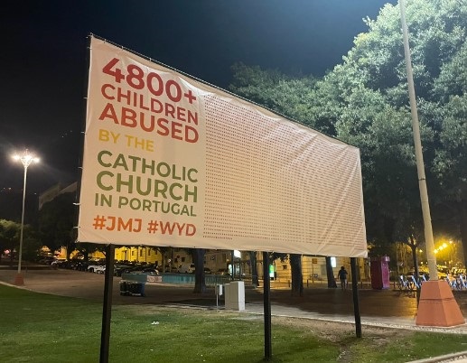 cartel contra abusos sexuales en la Iglesia colocado ante la visita del papa a la JMJC y retirado por el Ayuntamiento de Lisboa