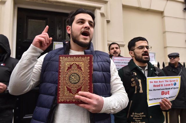 Archivo - Una protesta contra la quema de ejemplares de Corán en la Embajada sueca de Londres, en Reino Unido - Europa Press/Contacto/Thomas Krych -
