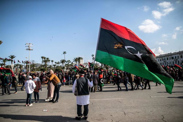Archivo - Un hombre ondea la bandera libia en Trípoli - Europa Press/Contacto