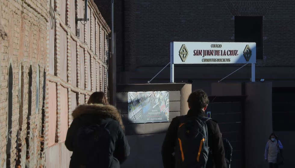 Entrada del colegio de los carmelitas descalzos de Medina del Campo (Valladolid), donde un profesor ha sido condenado a 13 años de cárcel por abusar de un alumno en 2020.JAVIER ÁLVAREZ