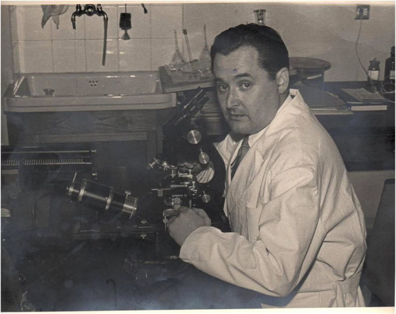 El patólogo José Luis Arteta posa en un laboratorio en una foto sin fechar, posterior a 1950.Archivo personal Juan Domingo Toledo y Ugarte.