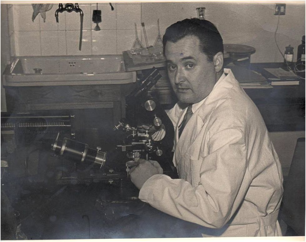El patólogo José Luis Arteta posa en un laboratorio en una foto sin fechar, posterior a 1950.Archivo personal Juan Domingo Toledo y Ugarte.