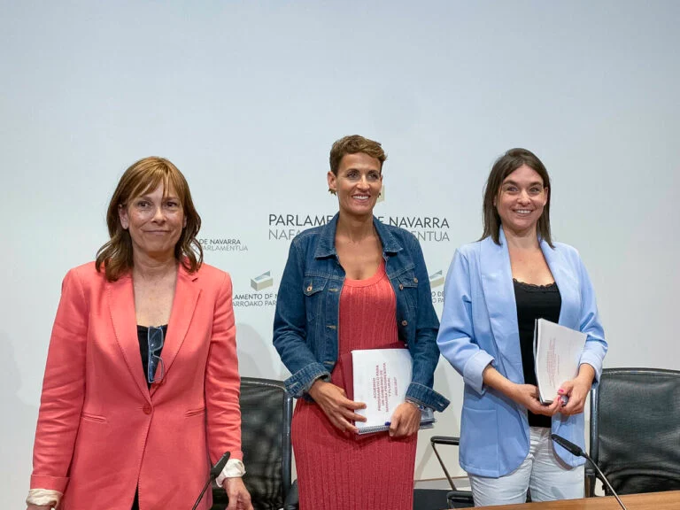 La secretaria general del PSN, María Chivite, la líder de Geroa Bai, Uxue Barkos, y la portavoz de Contigo-Zurekin, Begoña Alfaro. (Foto: PSN-PSOE)