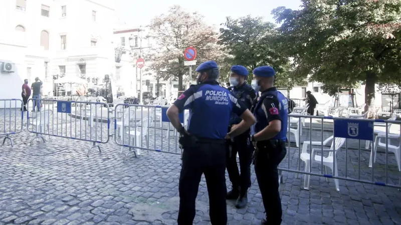 Varios policías municipales en el dispositivo de las fiestas de San Cayetano.EP