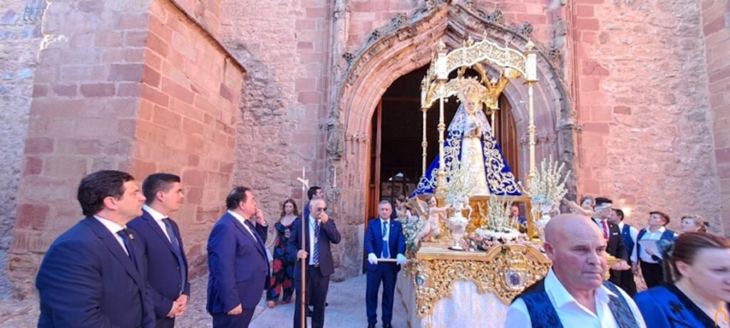 El presidente de la Diputación de Ciudad Real y el alcalde de Membrilla, ambos del PP, asisten a la procesión de la Virgen del Espino