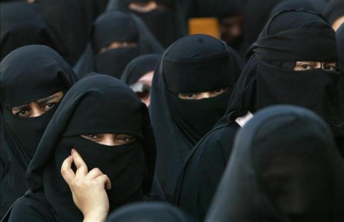 Un grupo de mujeres vestidas con la Abaya, típica vestimenta saudí. / REUTERS / CHRIS HELGREN