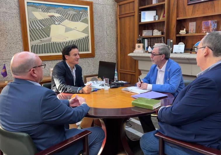 Reunión entre representantes de la Agrupación de Cofradías y el alcalde, Agustín González. IDEAL