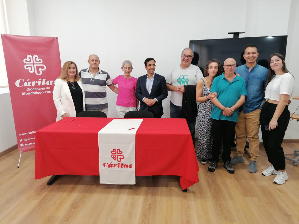 El alcalde de Ferrol con responsables y usuarios de Cáritas