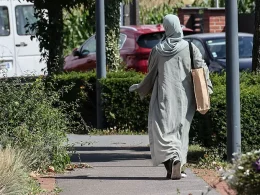Una mujer vestida con una abaya pasea por las calles de Lille, en el norte de Francia.DENIS CHARLETAFP