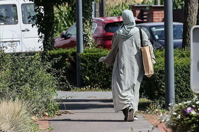 Una mujer vestida con una abaya pasea por las calles de Lille, en el norte de Francia.DENIS CHARLETAFP