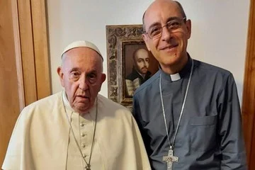 Víctor Manuel Fernández junto al Papa Francisco, que lo designó nuevo prefecto de la Doctrina de la Fe. EFE / Archivo