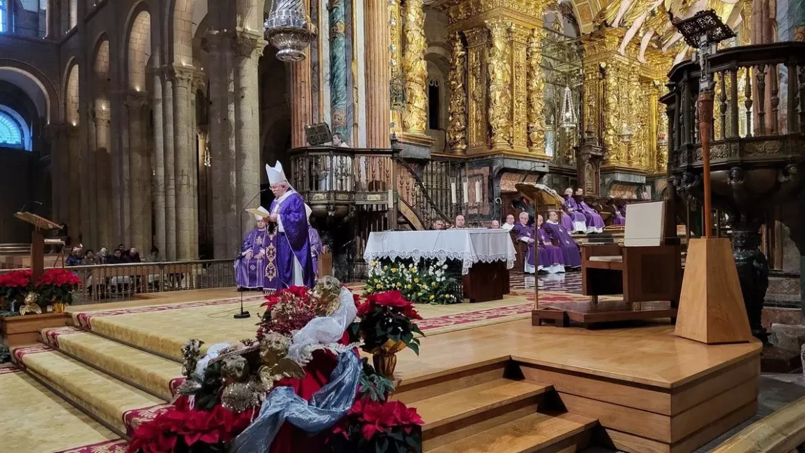 El arzobispo de Santiago, Julián Barrio, durante una misa. Catedral de Santiago - Europa Press
