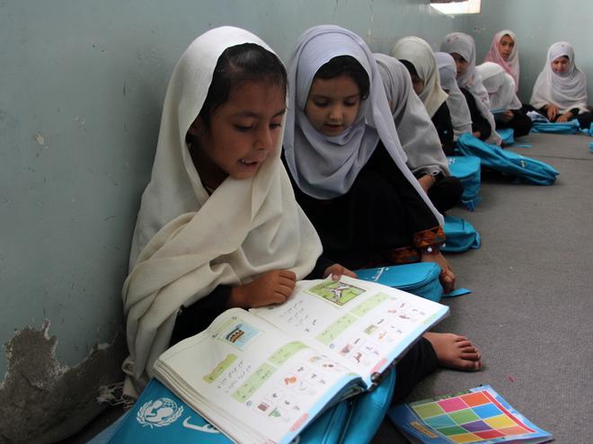 Niñas afganas asisten a la escuela primaria mientras Afganistán conmemora el segundo aniversario de la prohibición de que las niñas vayan a la escuela secundaria, en Kandahar, Afganistán, el 18 de septiembre de 2023. EFE/EPA/STRINGER