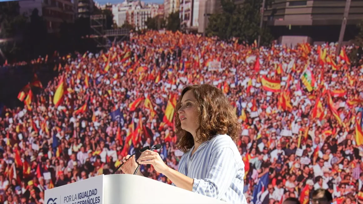 La presidenta de la Comunidad de Madrid, Isabel Díaz Ayuso, interviene durante la manifestación organizada por el PP, en la plaza de Felipe II, a 24 de septiembre de 2023, en Madrid. — Jesús Hellín / Europa Press