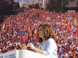 La presidenta de la Comunidad de Madrid, Isabel Díaz Ayuso, interviene durante la manifestación organizada por el PP, en la plaza de Felipe II, a 24 de septiembre de 2023, en Madrid. — Jesús Hellín / Europa Press