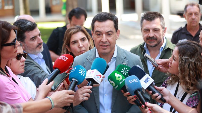 Juan Manuel Moreno, en una atención a los medios de comunicación en el Parlamento de Andalucía. Europa Press