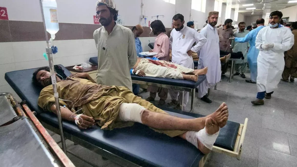Heridos en la explosión de este viernes en Beluchistán, oeste de Pakistán. EFE/EPA/JAMAL TARAQAI