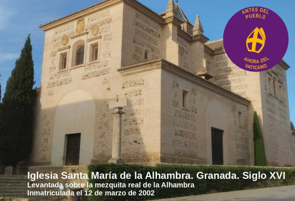 Fotografía de la iglesia de Santa María de la Alhambra en Granada etiquetada para la campaña de Recuperando: Antes del pueblo, ahora del Vaticano.