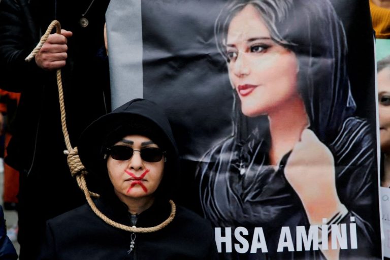Una mujer participa en una protesta contra el régimen islámico de Irán tras la muerte de Mahsa Amini, en Estambul, Turquía, el 10 de diciembre de 2022. Dilara Senkaya / REUTERS