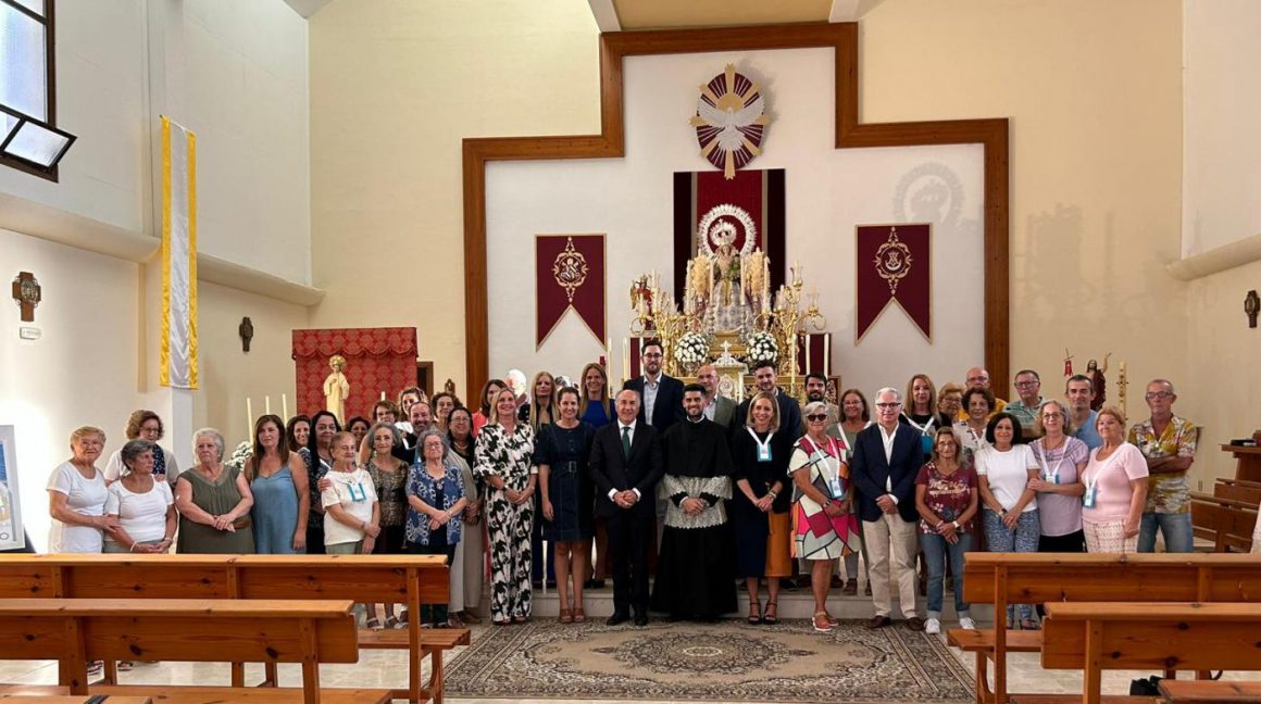 La presidenta (PP) de la Diputación de Cádiz impone la medalla a la Virgen del Saladillo tras la bendición en su parroquia de Algeciras y acompañada del alcalde y otras autoridades