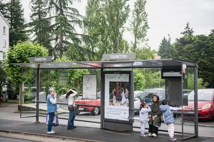 Varias usuarias esperan el paso del autobús en una parada del barrio popular de Baiona Norte. (Guillaume FAUVEAU)