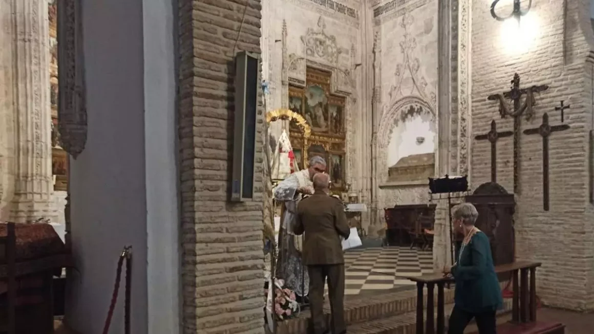 Momentos antes de la bendición del fajín del ultraderechista Blas Piñar ofrecido a una imagen de la Virgen en una iglesia de Toledo elDiarioclm.es
