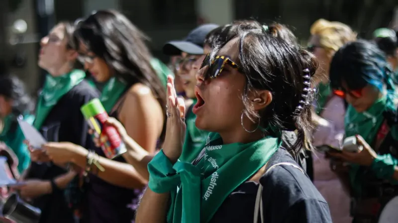 Una mujer participa en una manifestación por el derecho al aborto durante el Día por la Despenalización del Aborto, en la Ciudad de México, el jueves 28 de septiembre de 2023.LA PRESSE