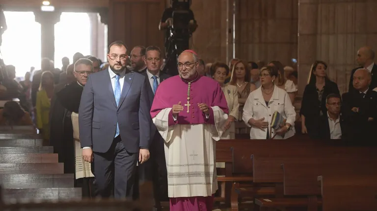 El arzobispo de Oviedo, Jesús Sanz (c), acompañado por el jefe del Ejecutivo asturiano, Adrián Barbón, acceden al interior de la Basílica de Covadonga antes de la eucaristía celebrada con motivo de la festividad del Día de Asturias, en 2022 Eloy Alonso| EFE