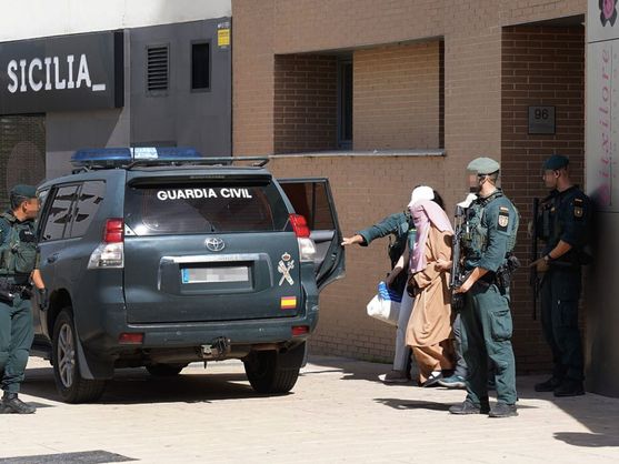 Agentes de la Guardia Civil trasladan a la mujer que ha sido detenida en el barrio de Zabalgana. (EFE/L. Rico)