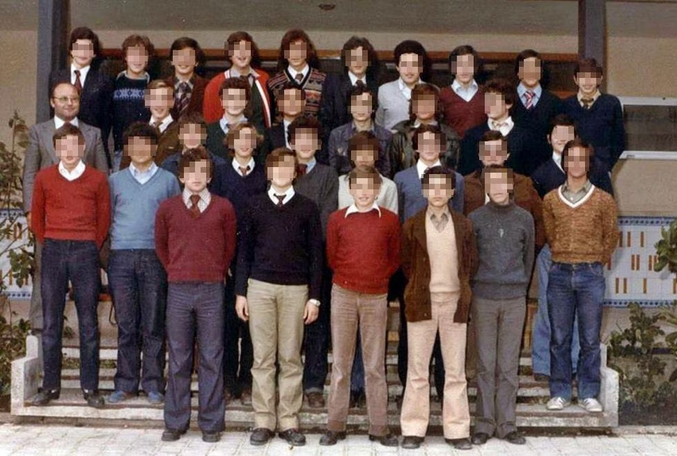 El hermano Marino González, a la izquierda en la segunda fila, posa junto a un curso del colegio marista de Talavera de la Reina a finales de los años 70.