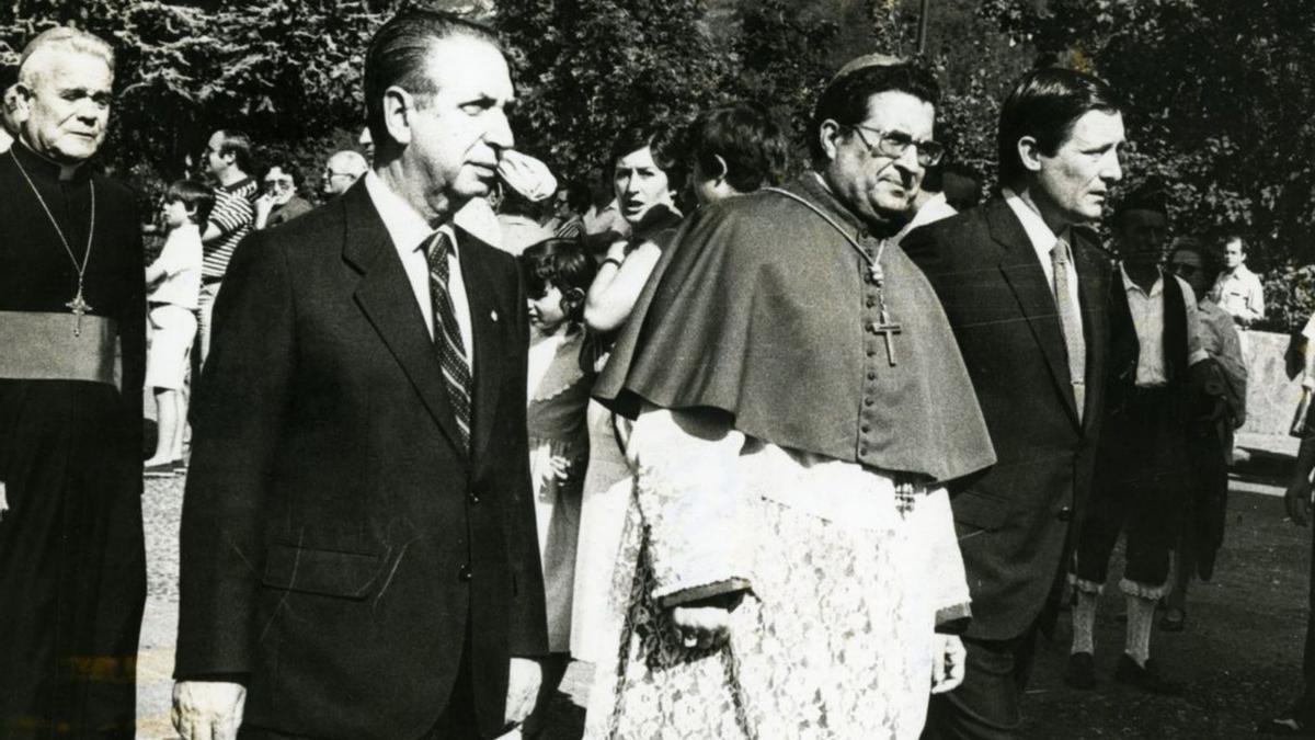 El entonces presidente asturiano Rafael Fernández, junto al arzobispo de Oviedo Gabino Díaz merchán, dos hombres de bandos distintos en la guerra,  unidos por el espíritu de reconciliación durante la transición. 