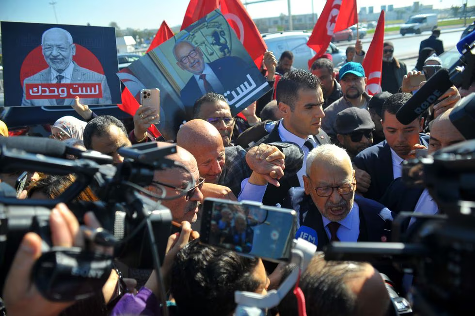 El líder del movimiento Ennahda, Rached Ghannouchi, rodeado de cámaras antes de comparecer ante la justicia el 21 de febrero de 2023.Yassine Mahjoub (NurPhoto/Getty Images)