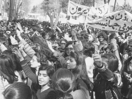 Las mujeres iraníes se manifiestan por la igualdad de derechos en 1979. Hoy siguen luchando, incluso envueltas en el velo obligatorio. AP Photo / Richard Tomkins