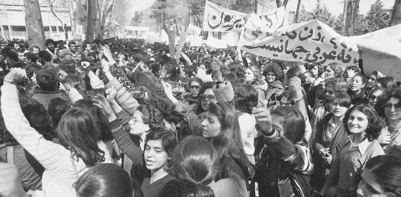 Las mujeres iraníes se manifiestan por la igualdad de derechos en 1979. Hoy siguen luchando, incluso envueltas en el velo obligatorio. AP Photo / Richard Tomkins