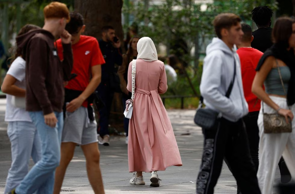 Una mujer musulmana luce un vestido hasta los tobillos en una calle de Nantes, en Francia, el 29 de agosto de 2023,STEPHANE MAHE (REUTERS)
