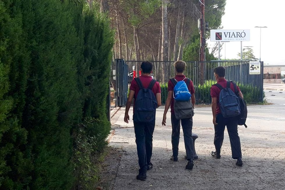 Llegada de alumnos al colegio Viaró de Sant Cugat del Vallès (Barcelona) en el primer día de clase, el miércoles.I. V. (EL PAÍS)