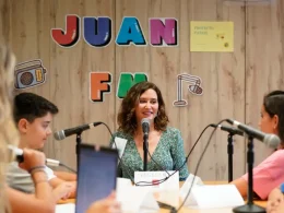 La presidenta de la Comunidad de Madrid, Isabel Díaz Ayuso, interviene durante una visita al CEIP San Juan Bautista con motivo de la inauguración del curso escolar 2023/2024.COMUNIDAD DE MADRID