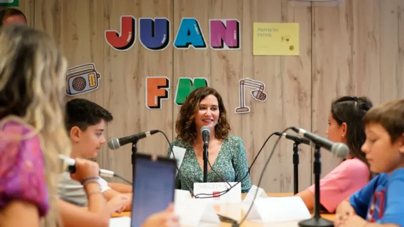 La presidenta de la Comunidad de Madrid, Isabel Díaz Ayuso, interviene durante una visita al CEIP San Juan Bautista con motivo de la inauguración del curso escolar 2023/2024.COMUNIDAD DE MADRID