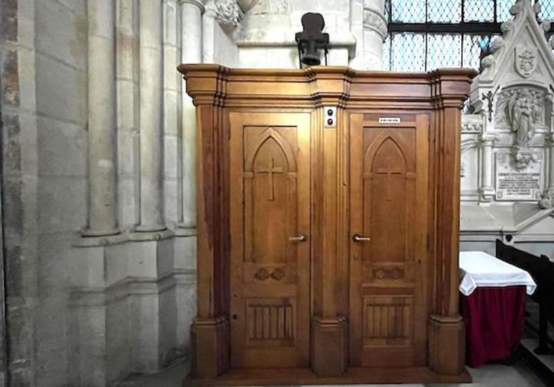 Confesionario cerrado e insonorizado del canónigo penitenciario de la Catedral de Burgos en la capilla del Santo Cristo. JCR
