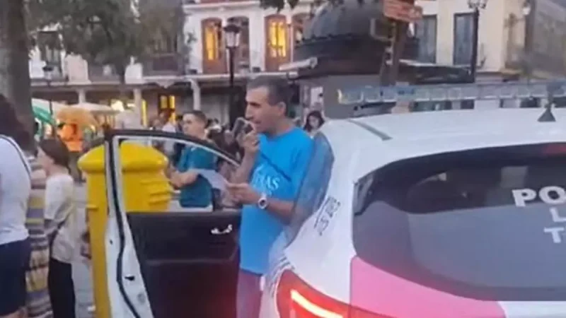 Un portavoz del grupo de rezo, en una captura del vídeo en el que utiliza el megáfono de un coche patrulla