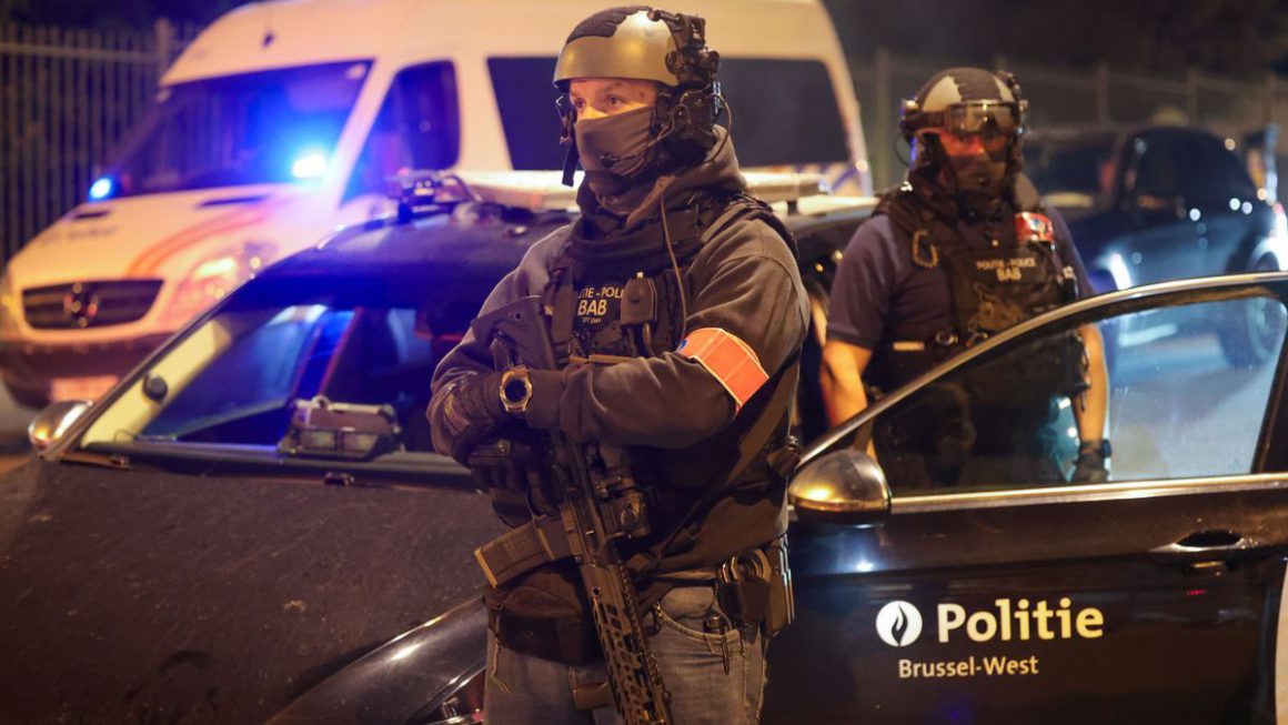 Las fuerzas policiales aseguran la zona mientras los aficionados son evacuados del estadio en Bruselas, Bélgica, el 16 de octubre de 2023. OLIVIER MATTHYS / EFE
