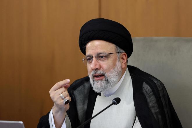 El presidente de Irán, Ebrahim Raisí, en una reunión del Gobierno el pasado domingo. / PRESIDENCIA DE IRÁN / WANA / REUTERS