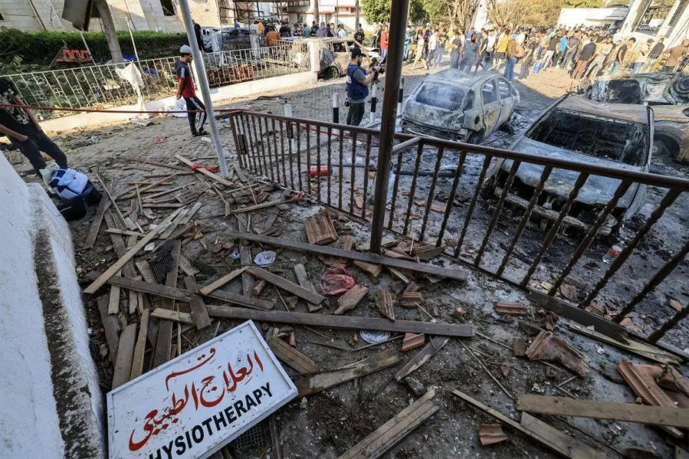 Varios supervivientes buscan entre los escombros del centro médico de Gaza bombardeado, a 18 de octubre de 2023. — Mahmud Hams / AFP