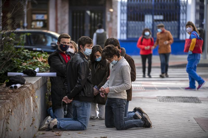 Un grupo antielección reza frente a la clínica Dator, en Madrid, en diciembre de 2020. Álvaro Minguito