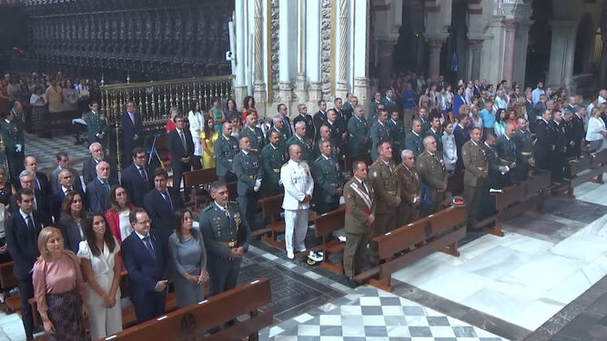 La Guardia Civil y autoridades civiles y militares asisten a la misa oficiada por el obispo de Córdoba a la Virgen del Pilar