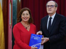 El defensor del Pueblo, Ángel Gabilondo, entrega a la presidenta del Congreso, Francina Armengol, el informe sobre los abusos sexuales en la Iglesia. EFE