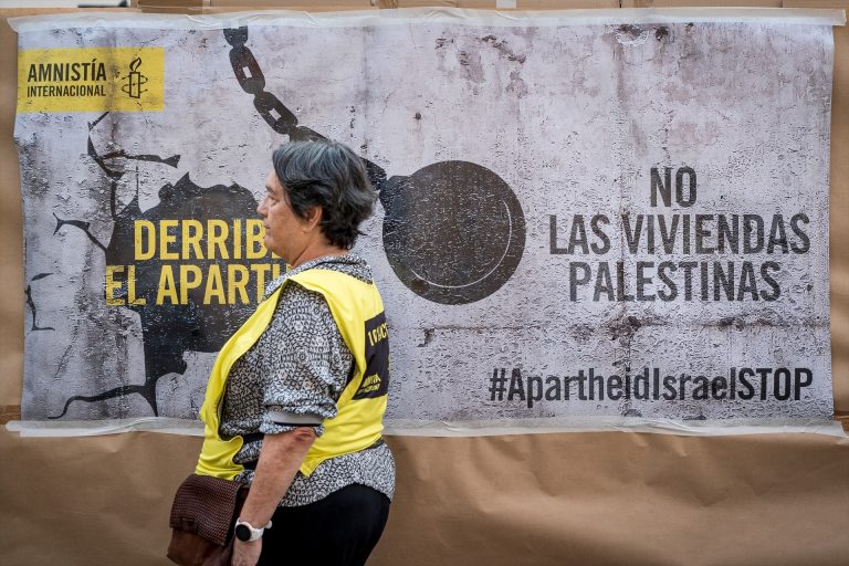 Varios activistas de Amnistía Internacional denuncian lo que denominan ‘Apartheid israelí’ en Palestina, en la plaza de Callao, a 4 de junio de 2023, en Madrid (España). Diego Radamés / Europa Press