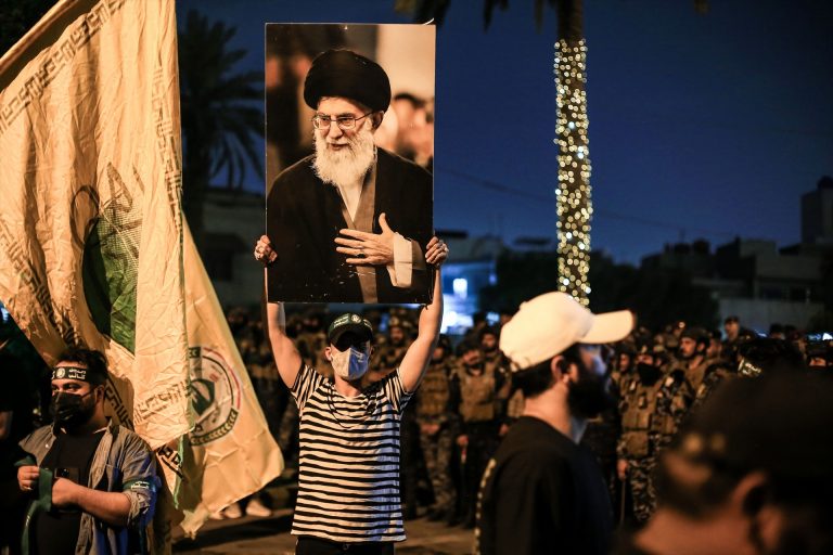 18 de octubre de 2023, Irak, Bagdad: Un manifestante sostiene un retrato del Líder Supremo de Irán Ali Jamenei durante una protesta para apoyar al pueblo palestino y protestar contra el apoyo de Estados Unidos a Israel cerca de la embajada de Estados Unidos en Bagdad. Foto: Ameer Al-Mohammedawi/dpa
