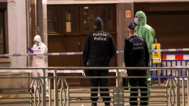 Agentes de policía y forenses belgas trabajan detrás de un cordón en el lugar de un tiroteo en Bruselas, Bélgica EP